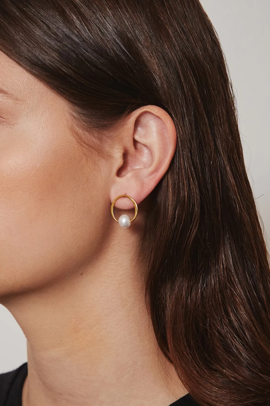 Chan Luu Women's Pearl and Gold Globe Hoop Earrings
